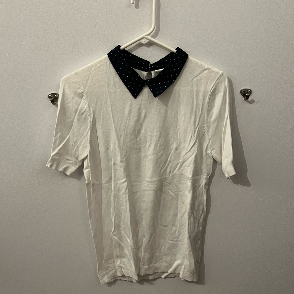 White t-shirt pull